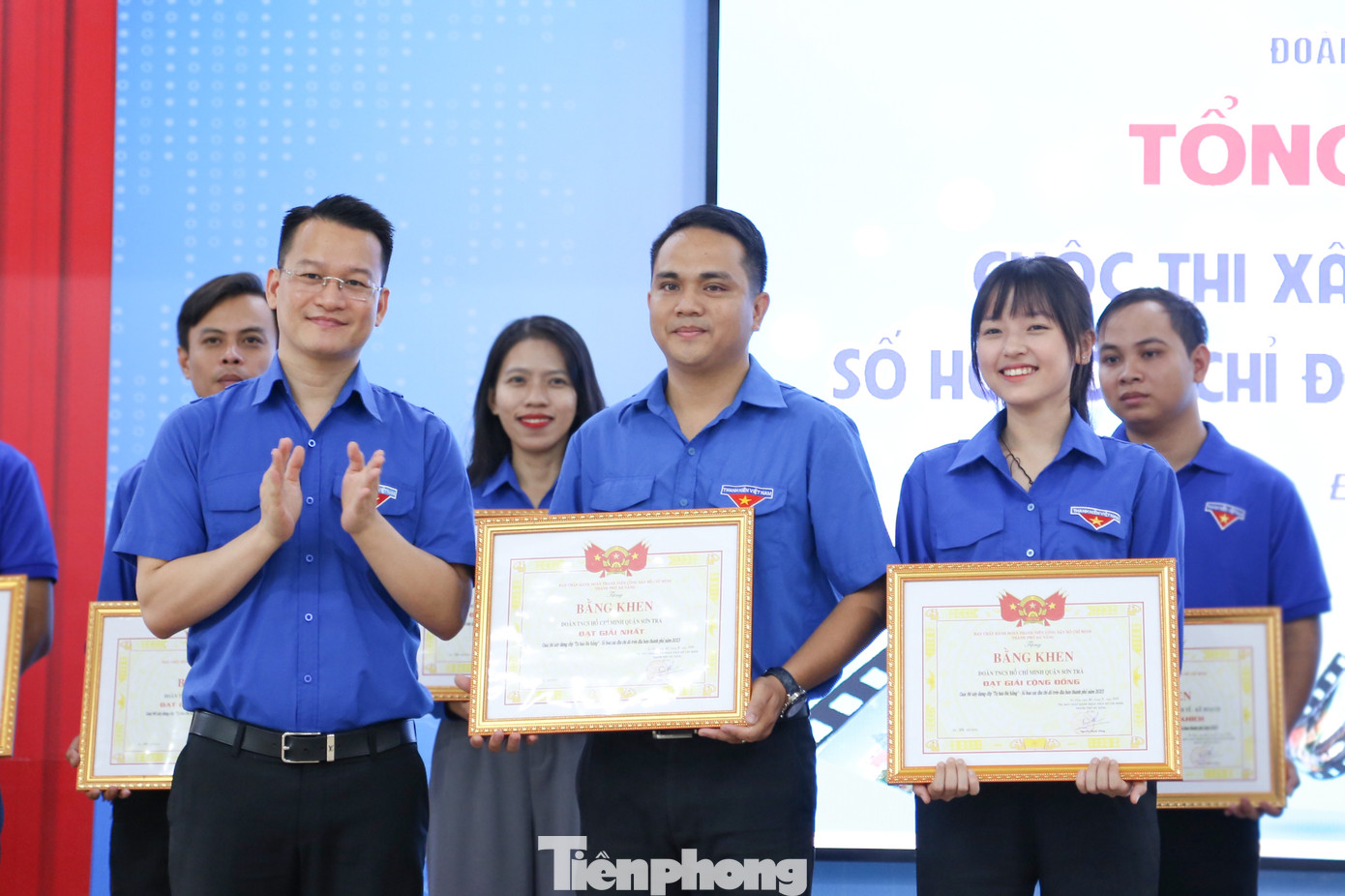 Các đoàn viên thanh niên ứng dụng công nghệ để tiến hành số hóa địa chỉ đỏ, tích hợp vào QR code và gắn tại các trụ sở cơ quan, đơn vị, trường học trên địa bàn thành phố. Trong ảnh, Thành Đoàn Đà Nẵng trao giải nhất Cuộc thi xây dựng clip “Tự hào Đà Nẵng” – Số hóa các địa chỉ đỏ trên địa bàn thành phố năm 2023 cho Quận Đoàn Sơn Trà với sản phẩm số hóa Nhà thờ tiền hiền làng An Hải và Thoại Ngọc Hầu.