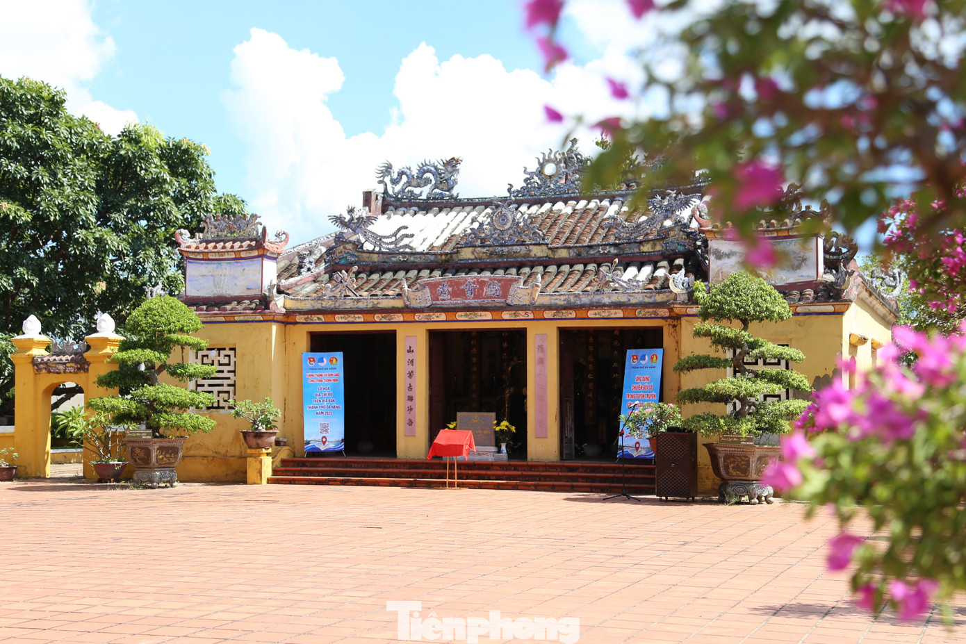 Thông qua bản đồ địa chỉ đỏ, du khách có thể xem được hình ảnh trực quan, đa chiều toàn thể tại các điểm di tích. Trong ảnh, di tích Đình Nại Nam (quận Hải Châu) được gắn mã QR số hóa địa chỉ đỏ để phục vụ người dân và du khách tham quan.