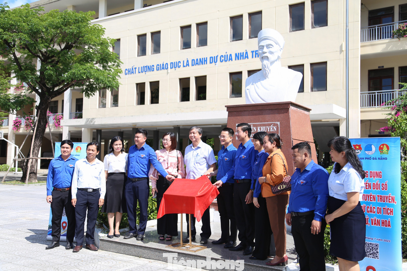 Đối với mỗi địa chỉ đỏ, các cơ sở Đoàn trực thuộc đã tích cực phối hợp với các đơn vị liên quan để xây dựng tuyến bài thuyết minh giới thiệu các điểm di tích, thu âm file nội dung thuyết minh, chuyển thành dữ liệu số và tích hợp trong mã QR bằng tiếng Việt và tiếng Anh.