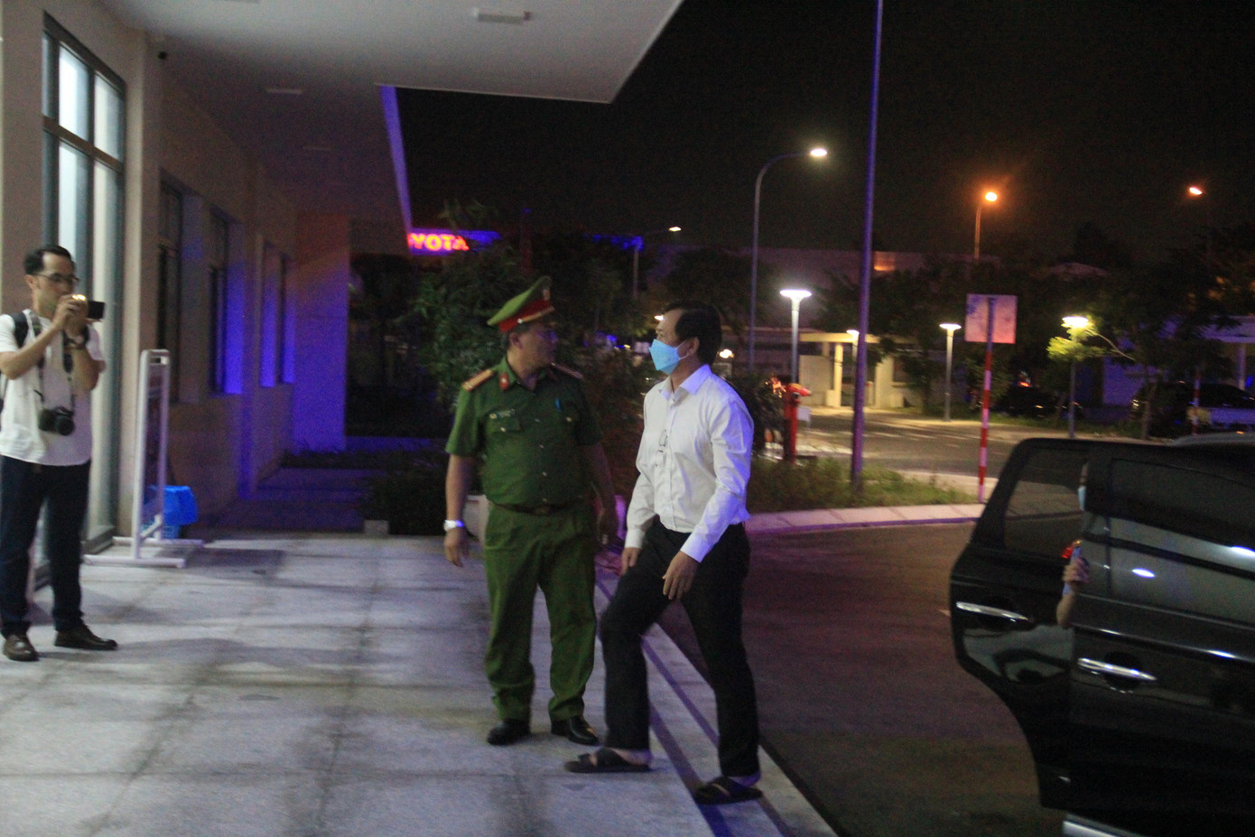 Cơ quan công an đưa ông Tôn Thất Thạnh trở lại trụ sở CDC Đà Nẵng.