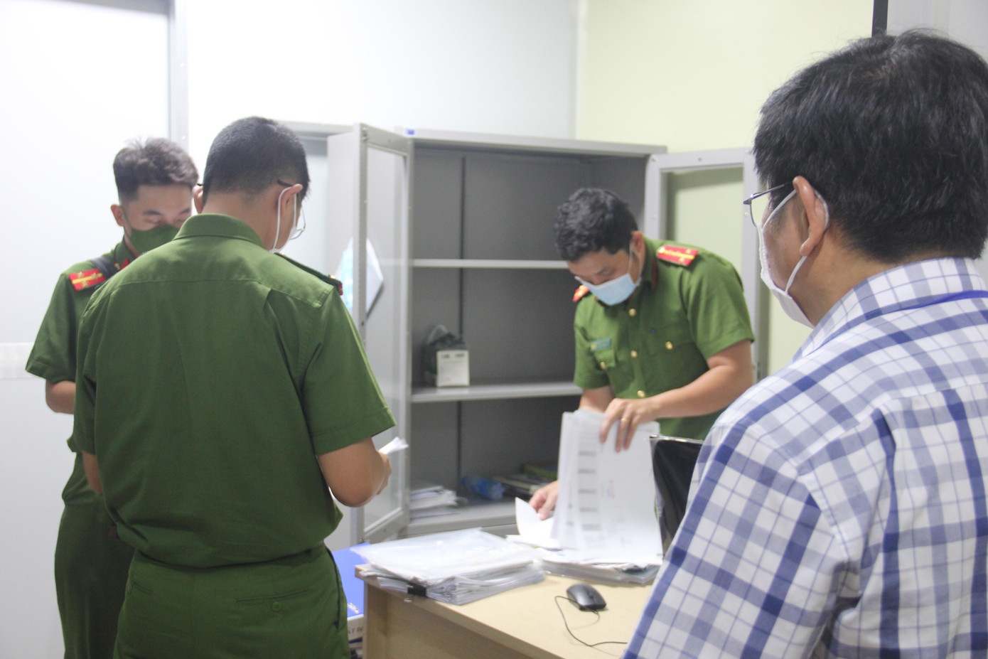 Lực lượng chức năng thu giữ nhiều giấy tờ, tài liệu liên quan đến vụ việc