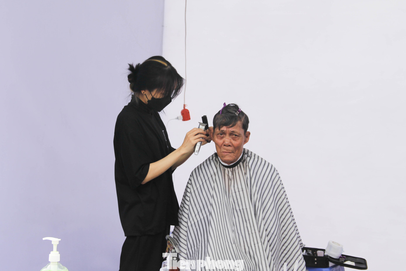 Ngoài Hội chợ Tết Nhân ái, Hội Chữ thập đỏ TP cũng tổ chức các hoạt động như: Bữa cơm đoàn viên dành cho người không có điều kiện khó khăn, Mùa xuân cho em dành cho các bệnh nhi đang điều trị bệnh hiểm nghèo, tặng vé xe Tết 0 đồng cho các hoàn cảnh khó khăn, sơn sửa nhà cửa cho người nghèo, không nơi nương tựa… với tổng trị giá khoảng 10 tỷ đồng.