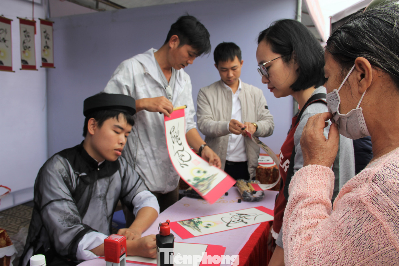 “Thực sự không khí ở đây rất ấm áp, rộn ràng. Ngoài sắm Tết 0 đồng, tui cũng xin thêm đôi câu đối, được ăn các món truyền thống dịp Tết như: Bánh khô mè, kẹo lạc, bánh dừa, bánh thuẫn…”, bà Nguyễn Thị Thơm (SN 1957, phường Hòa Quý, Ngũ Hành Sơn) vui vẻ nói.