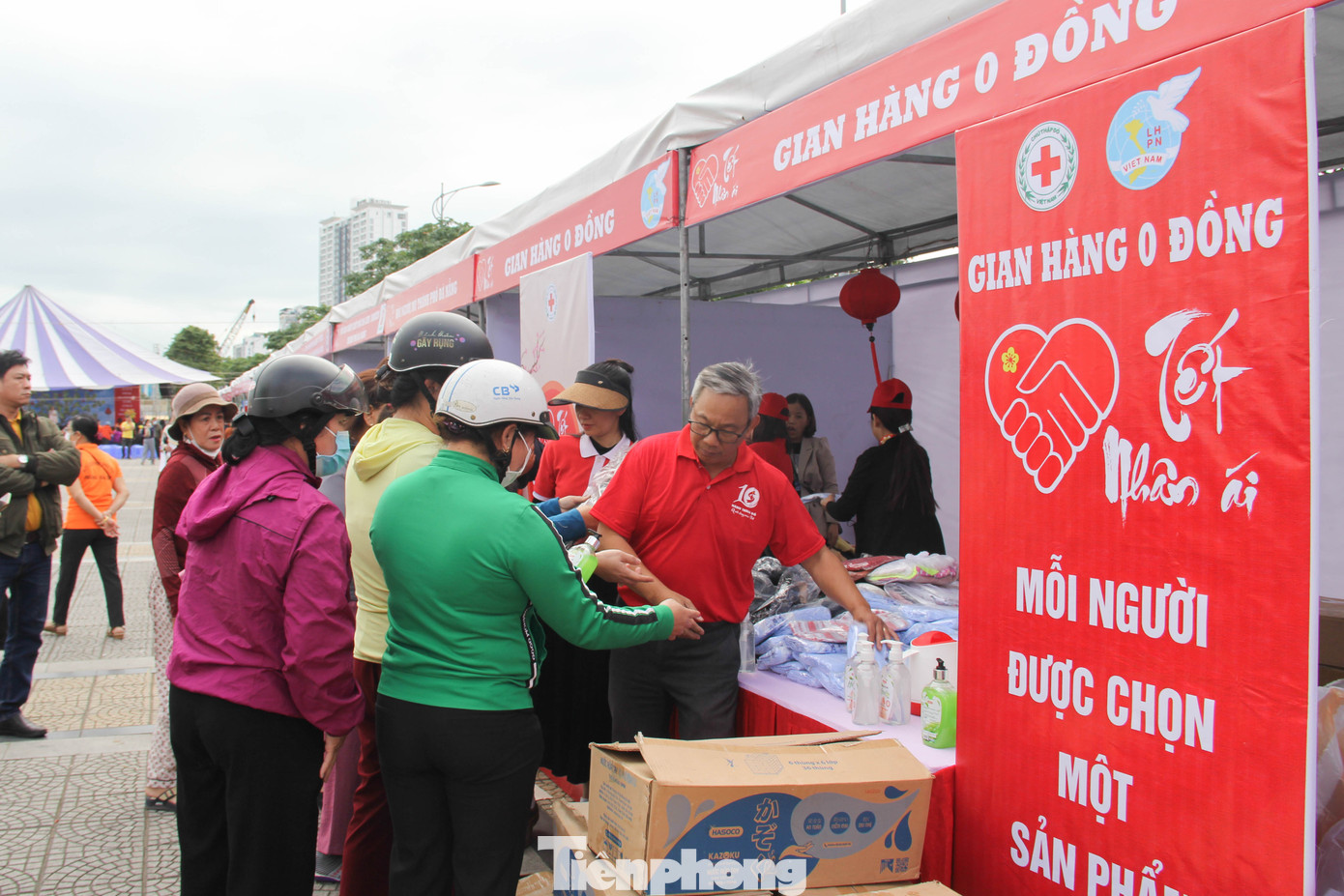 Bên cạnh đó, người dân tham gia Hội chợ cũng được mua sắm ở các gian hàng 0 đồng; trải nghiệm các gian hàng Tết phục vụ miễn phí cho người dân như: Chụp ảnh Tết, viết thư pháp, thưởng thức các món ngon ngày Tết…