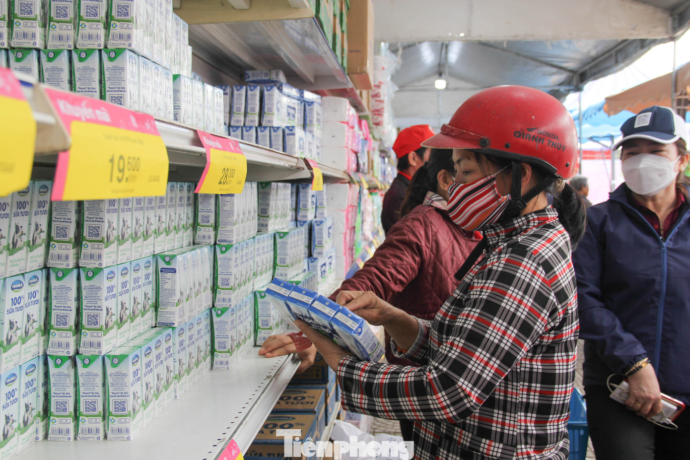 Ở đây, người dân được sắm Tết 0 đồng với các phiếu mua hàng trị giá 1 triệu đồng để lựa chọn các mặt hàng thực phẩm thiết yếu, dụng cụ gia đình, quà Tết… Nhận phiếu quà tặng, chị Phạm Thị Hoa (SN 1970, phường An Hải Tây, quận Sơn Trà) vào khu vực gia dụng để mua sắm. Đợt mưa lũ lịch sử ở Đà Nẵng vừa qua, căn nhà cấp 4 của chị Hoa ngập trong nước lũ, bao nhiều đồ đạc, chăn màn, giường chiếu… trôi hết theo dòng nước.