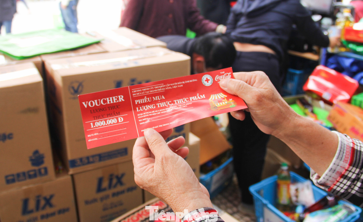 “Cả nhà cả cửa chỉ vớt vát được ít đồ. Tiện dịp này, tui tranh thủ có phiếu quà mua thêm ít nồi, chảo chứ lụt trôi hết rồi còn đâu. Những ngày giáp Tết như thế này, nhận được sự quan tâm của các tổ chức, các nhà hảo tâm, tui thực sự rất xúc động”, chị Hoa nói.