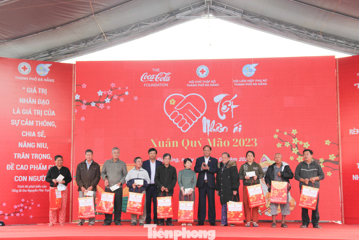 Phó Chủ tịch Quốc hội cũng đề nghị cấp ủy Đảng, chính quyền, đoàn thể của Đà Nẵng cần tiếp tục quan tâm, tạo mọi điều kiện để các gia đình chính sách, người có công, hộ nghèo, công nhân, lao động và người dân trên địa bàn vui Xuân đón tết vui tươi, an toàn, lành mạnh, tiết kiệm; để phong trào Tết Nhân ái thực sự thiết thực, lan tỏa các giá trị nhân đạo, thu hút người dân tham gia.