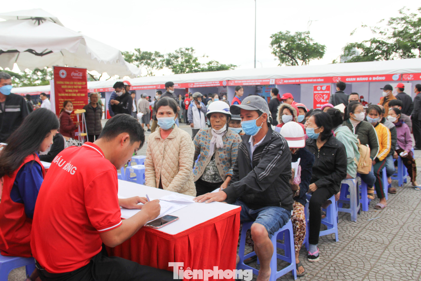 Sáng 10/1, Hội Chữ thập đỏ TP Đà Nẵng tổ chức Hội chợ Tết nhân ái với sự tham gia của hàng ngàn người dân khó khăn, chịu ảnh hưởng bởi mưa lũ trên địa bàn. Tại đây, người dân được sắm Tết 0 đồng, vừa được trải nghiệm không gian Tết truyền thống với ông đồ, câu đối, nồi bánh chưng xanh… (Ảnh: Giang Thanh).