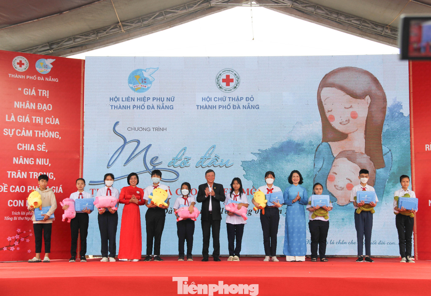 Dịp này, Hội LHPN TP Đà Nẵng cũng trao tặng 100 phần quà Tết, với trị giá gần 90 triệu đồng từ chương trình “Mẹ đỡ đầu” cho trẻ em mồ côi cần được trợ giúp, trao tặng sinh kế cho 30 phụ nữ khó khăn với tổng trị giá lên đến 100 triệu đồng.