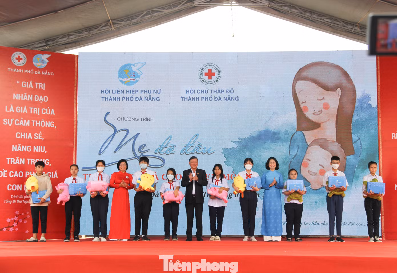 Dịp này, Hội LHPN TP Đà Nẵng cũng trao tặng 100 phần quà Tết, với trị giá gần 90 triệu đồng từ chương trình “Mẹ đỡ đầu” cho trẻ em mồ côi cần được trợ giúp, trao tặng sinh kế cho 30 phụ nữ khó khăn với tổng trị giá lên đến 100 triệu đồng.