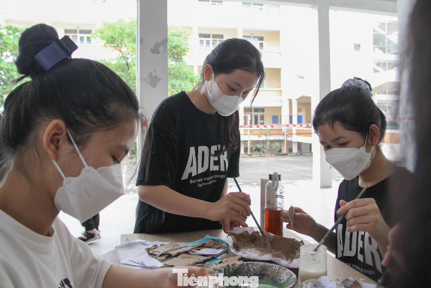 Đây là lần đầu Thái Hằng Na (SV năm 2, Khoa Kế toán) được tự tay làm một chiếc mặt nạ giấy bồi. "Việc làm mặt nạ giấy bồi rất thú vị, càng ý nghĩa hơn nữa đó là nguyên liệu để làm nên những chiếc mặt nạ này là giấy, báo cũ được tái chế lại. Qua đây, em cũng học được cách sáng tạo, tận dụng các loại rác thải để tái chế, tái sử dụng", Na nói. Đây là lần đầu Thái Hằng Na (SV năm 2, Khoa Kế toán) được tự tay làm một chiếc mặt nạ giấy bồi. "Việc làm mặt nạ giấy bồi rất thú vị, càng ý nghĩa hơn nữa đó là nguyên liệu để làm nên những chiếc mặt nạ này là giấy, báo cũ được tái chế lại. Qua đây, em cũng học được cách sáng tạo, tận dụng các loại rác thải để tái chế, tái sử dụng", Na nói.