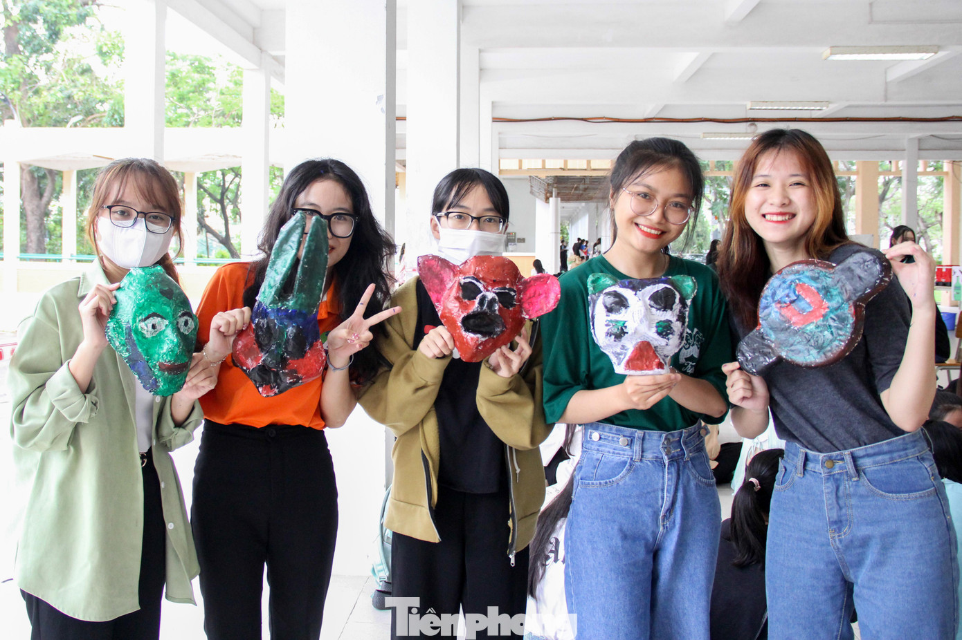 Tại chương trình, nhiều hoạt động Halloween truyền thống được biến tấu, gắn với những thông điệp sống xanh trong sinh viên các trường ĐH, CĐ; giúp các bạn trẻ có những trải nghiệm sống xanh lý thú. Tại chương trình, nhiều hoạt động Halloween truyền thống được biến tấu, gắn với những thông điệp sống xanh trong sinh viên các trường ĐH, CĐ; giúp các bạn trẻ có những trải nghiệm sống xanh lý thú.