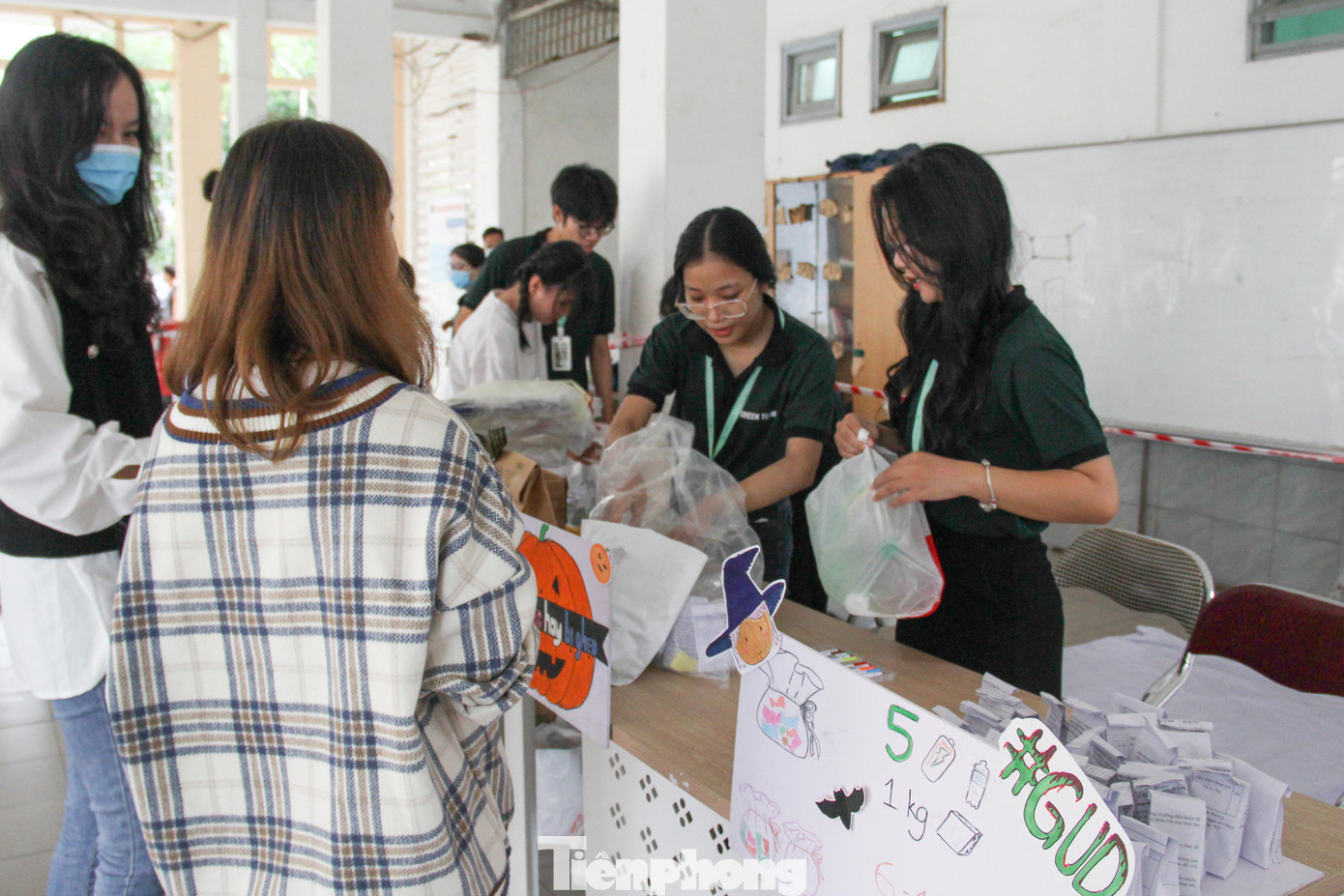 Chiều 29/10, tại Trường ĐH Kinh tế - ĐH Đà Nẵng, Chương trình “Green Mark - Mark Your Color” do Dự án Đại học Xanh (Green University DUE) tổ chức thu hút sự tham gia của đông đảo các bạn sinh viên. Ảnh: Giang Thanh Chiều 29/10, tại Trường ĐH Kinh tế - ĐH Đà Nẵng, Chương trình “Green Mark - Mark Your Color” do Dự án Đại học Xanh (Green University DUE) tổ chức thu hút sự tham gia của đông đảo các bạn sinh viên. Ảnh: Giang Thanh