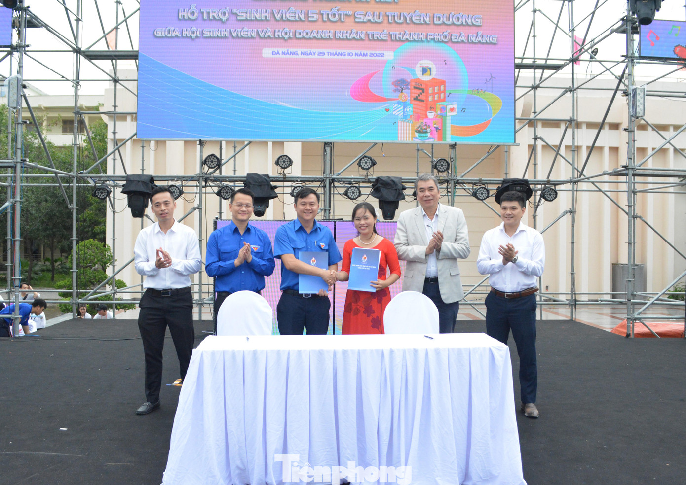 Hội Sinh viên TP Đà Nẵng kí kết hợp tác với Hội Doanh nhân trẻ TP về việc kết nối, hỗ trợ việc làm, khởi nghiệp cho sinh viên nói chung và sinh viên 5 tốt nói riêng Hội Sinh viên TP Đà Nẵng kí kết hợp tác với Hội Doanh nhân trẻ TP về việc kết nối, hỗ trợ việc làm, khởi nghiệp cho sinh viên nói chung và sinh viên 5 tốt nói riêng