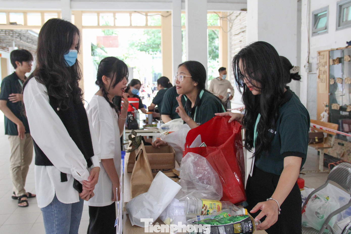 Phiên bản "Cho kẹo hay bị ghẹo" xanh hóa là nơi để các bạn sinh viên đổi giấy cũ, chai nhựa, pin cũ... lấy các phần quà nhỏ xinh từ BTC chương trình. Phiên bản "Cho kẹo hay bị ghẹo" xanh hóa là nơi để các bạn sinh viên đổi giấy cũ, chai nhựa, pin cũ... lấy các phần quà nhỏ xinh từ BTC chương trình.