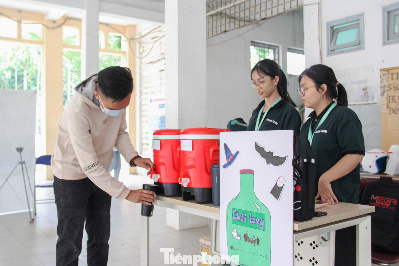 Nhiều năm qua, Đoàn trường ĐH Kinh tế - ĐH Đà Nẵng tổ chức nhiều hoạt động, thử thách nhằm tạo thói quen sử dụng chai thủy tinh thay thế chai nhựa dùng một lần. Các trạm tiếp nước lọc đã được thiết lập ở các điểm công cộng trong trường học. Trạm "Chất lỏng ma thuật" trong sự kiện lần này là mở đầu của chương trình Trạm tiếp nước với đủ các loại nước ngọt, trà, trà sữa... để các bạn sinh viên refill (đổ đầy) khi ở trường. Nhiều năm qua, Đoàn trường ĐH Kinh tế - ĐH Đà Nẵng tổ chức nhiều hoạt động, thử thách nhằm tạo thói quen sử dụng chai thủy tinh thay thế chai nhựa dùng một lần. Các trạm tiếp nước lọc đã được thiết lập ở các điểm công cộng trong trường học. Trạm "Chất lỏng ma thuật" trong sự kiện lần này là mở đầu của chương trình Trạm tiếp nước với đủ các loại nước ngọt, trà, trà sữa... để các bạn sinh viên refill (đổ đầy) khi ở trường.