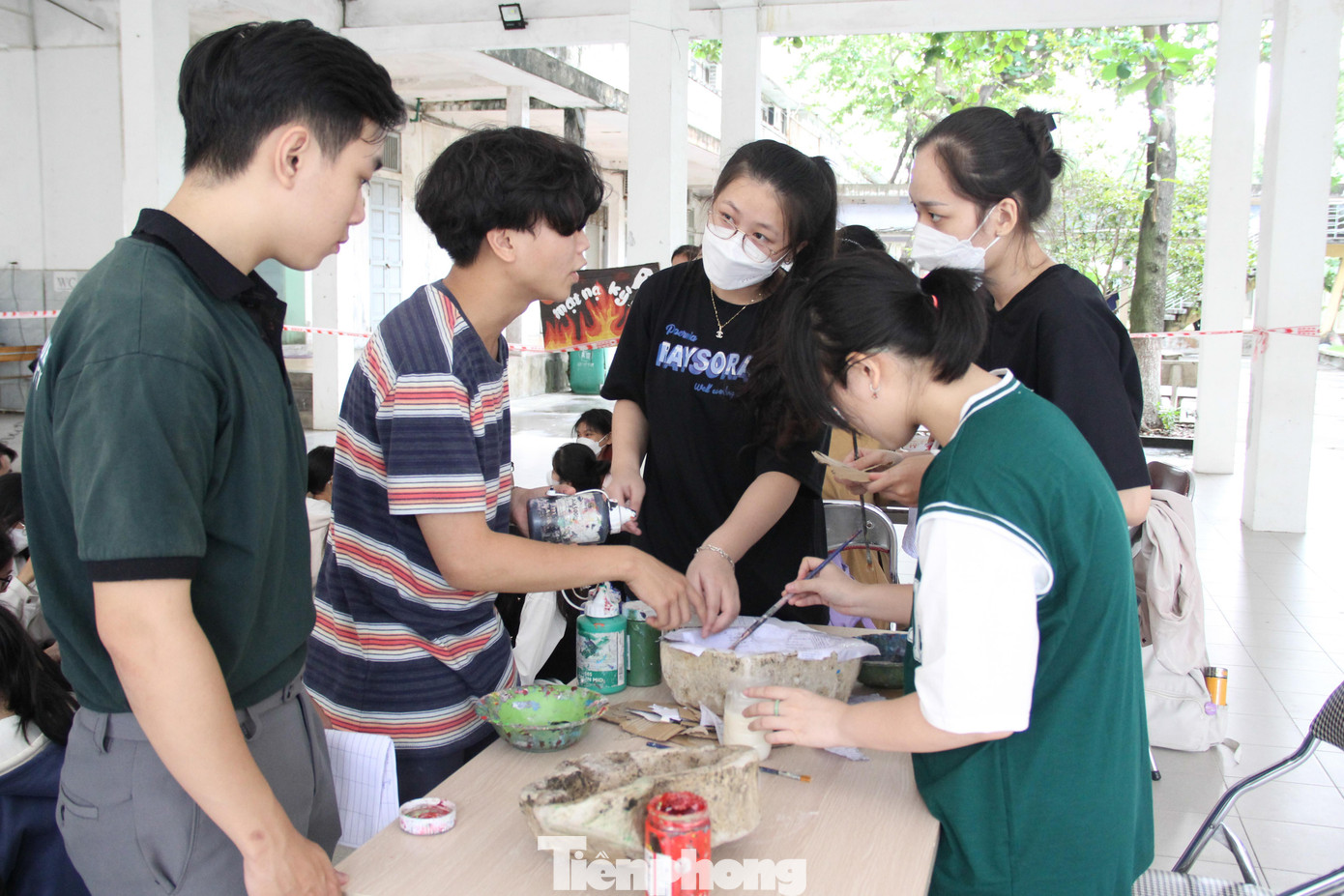 Workshop Mặt nạ kỳ ảo là không gian để các bạn trẻ thỏa sức sáng tạo những mặt nạ Halloween kì quái, bí ẩn. Lấy cảm hứng từ mặt nạ giấy bồi, biến tấu bằng cách sử dụng các loại giấy, báo đã bỏ đi, những chiếc mặt nạ tái chế độc đáo được tạo nên. Workshop Mặt nạ kỳ ảo là không gian để các bạn trẻ thỏa sức sáng tạo những mặt nạ Halloween kì quái, bí ẩn. Lấy cảm hứng từ mặt nạ giấy bồi, biến tấu bằng cách sử dụng các loại giấy, báo đã bỏ đi, những chiếc mặt nạ tái chế độc đáo được tạo nên.