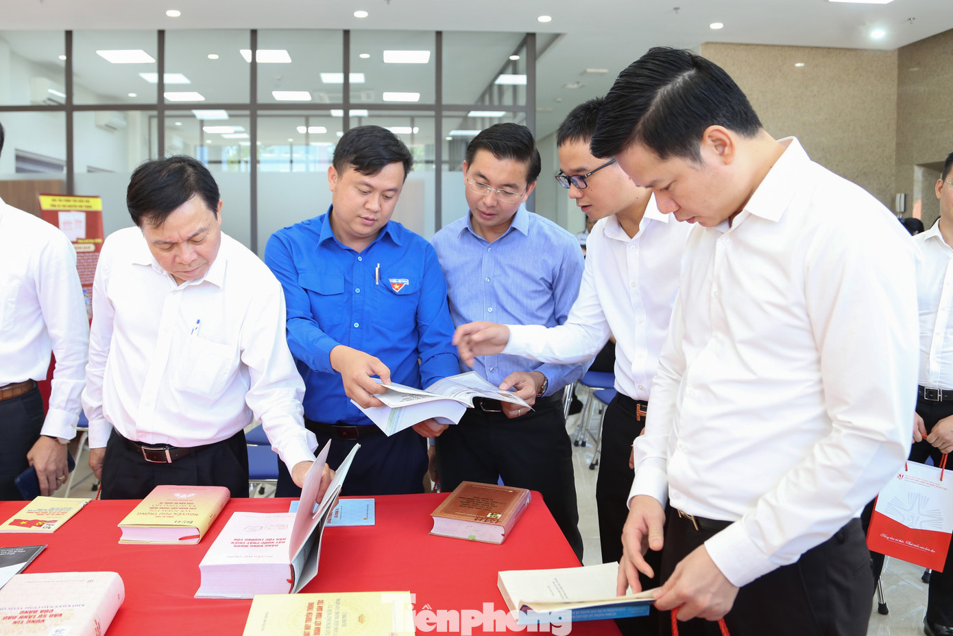 Những đầu sách và bài viết là tư liệu quý cho Đảng viên, cán bộ, sinh viên... học tập và nghiên cứu Những đầu sách và bài viết là tư liệu quý cho Đảng viên, cán bộ, sinh viên... học tập và nghiên cứu