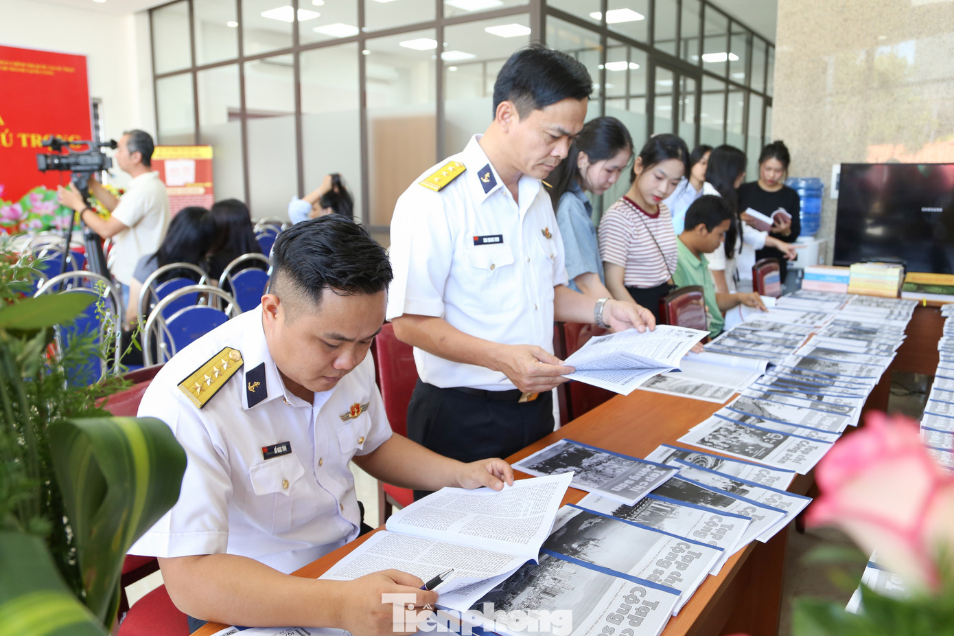 Đông đảo các bạn trẻ tham quan và nghiên cứu tại Không gian văn hóa Tổng Bí thư Nguyễn Phú Trọng Đông đảo các bạn trẻ tham quan và nghiên cứu tại Không gian văn hóa Tổng Bí thư Nguyễn Phú Trọng