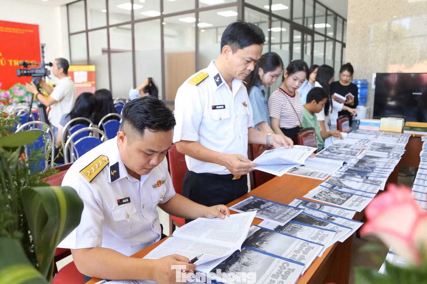 Đông đảo các bạn trẻ tham quan và nghiên cứu tại Không gian văn hóa Tổng Bí thư Nguyễn Phú Trọng