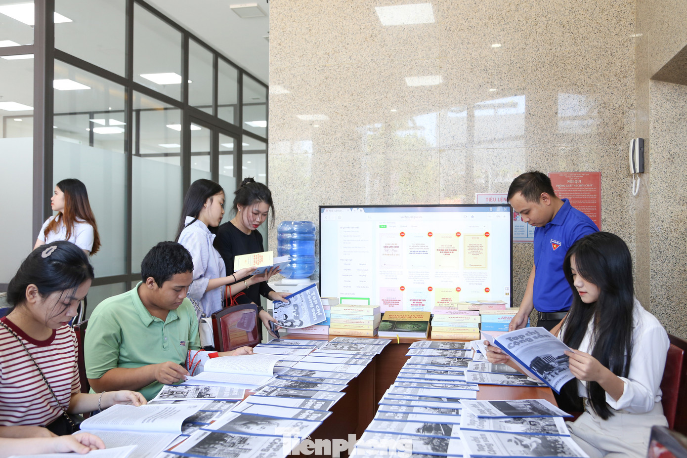 Đông đảo các bạn trẻ tham quan và nghiên cứu tại Không gian văn hóa Tổng Bí thư Nguyễn Phú Trọng Đông đảo các bạn trẻ tham quan và nghiên cứu tại Không gian văn hóa Tổng Bí thư Nguyễn Phú Trọng