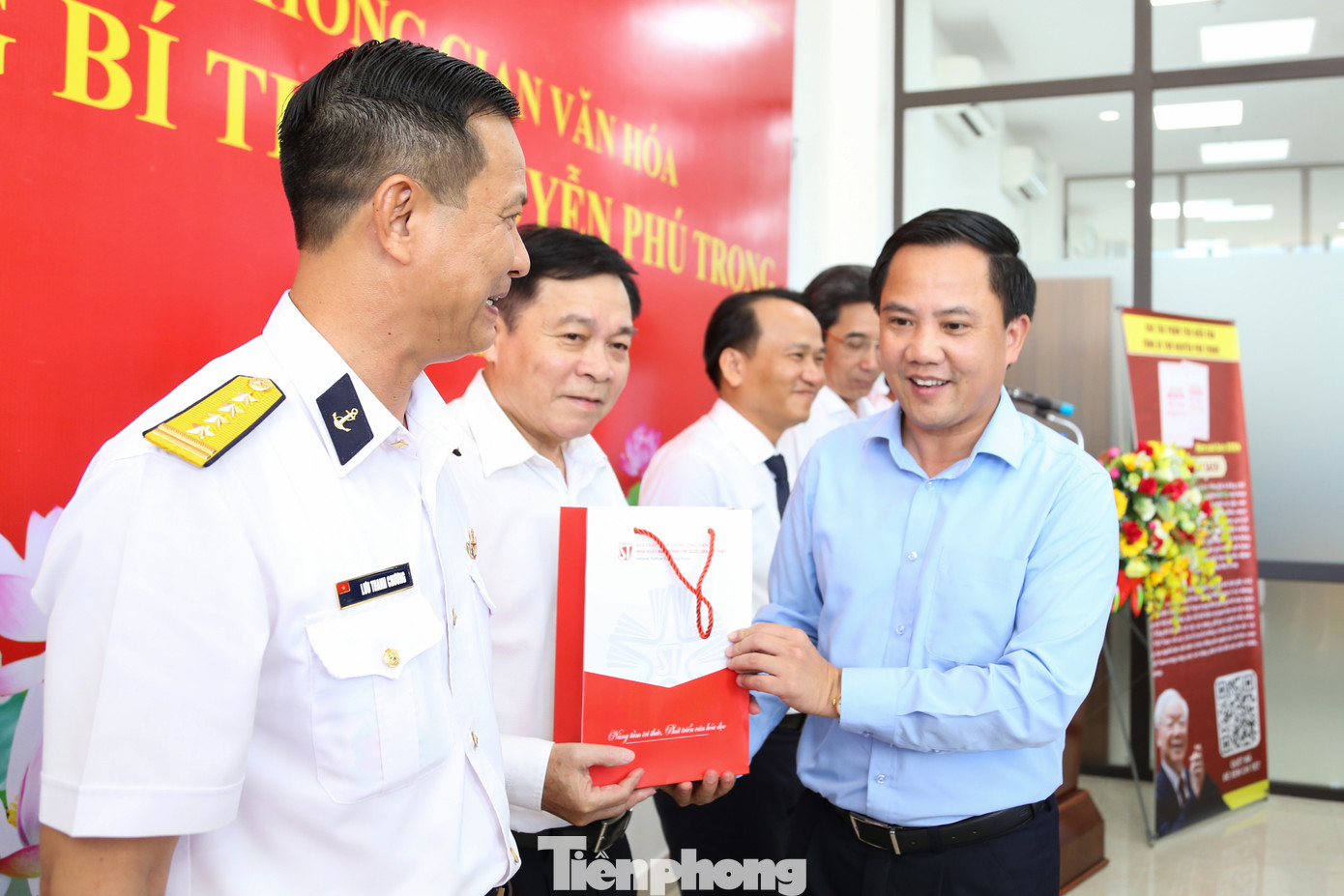 BTC trao tặng sách của Tổng Bí thư Nguyễn Phú Trọng cho các cơ quan, đơn vị trên địa bàn Đà Nẵng BTC trao tặng sách của Tổng Bí thư Nguyễn Phú Trọng cho các cơ quan, đơn vị trên địa bàn Đà Nẵng