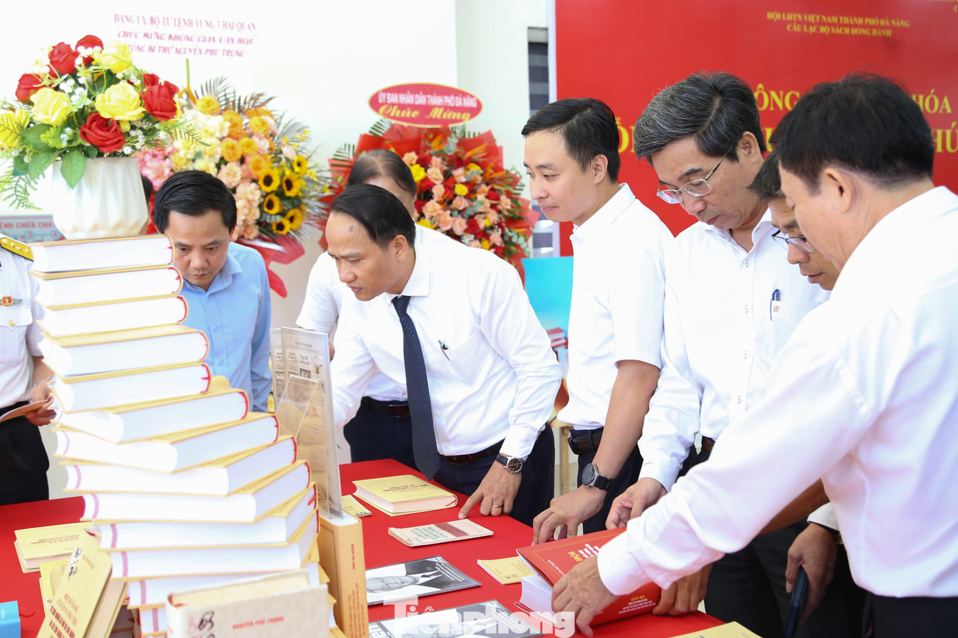 Không gian văn hóa Tổng Bí thư Nguyễn Phú Trọng giới thiệu 40 đầu sách và hơn 100 bài viết của cố Tổng Bí thư. Ảnh: Giang Thanh Không gian văn hóa Tổng Bí thư Nguyễn Phú Trọng giới thiệu 40 đầu sách và hơn 100 bài viết của cố Tổng Bí thư. Ảnh: Giang Thanh