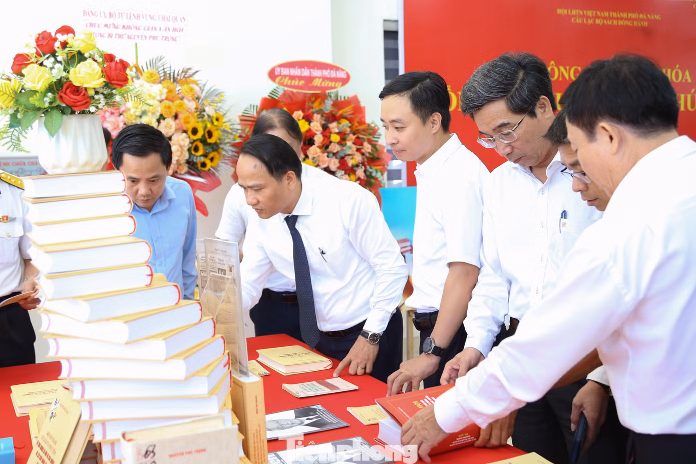 Không gian văn hóa Tổng Bí thư Nguyễn Phú Trọng giới thiệu 40 đầu sách và hơn 100 bài viết của cố Tổng Bí thư. Ảnh: Giang Thanh