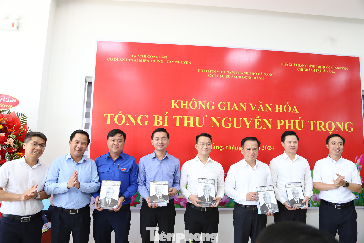 BTC trao tặng sách của Tổng Bí thư Nguyễn Phú Trọng cho các cơ quan, đơn vị trên địa bàn Đà Nẵng BTC trao tặng sách của Tổng Bí thư Nguyễn Phú Trọng cho các cơ quan, đơn vị trên địa bàn Đà Nẵng