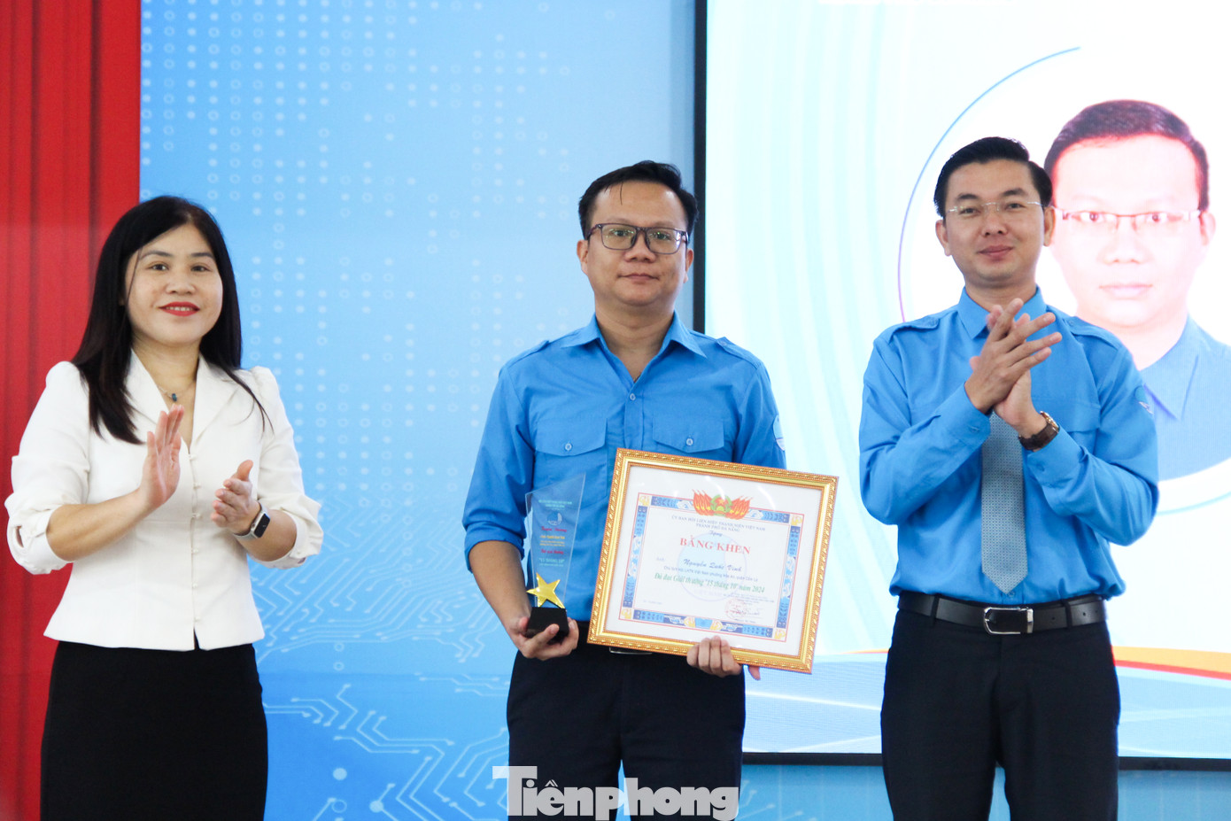 17 cá nhân được Hội LHTN TP. Đà Nẵng trao Giải thưởng 15 tháng 10. Ảnh: Giang Thanh