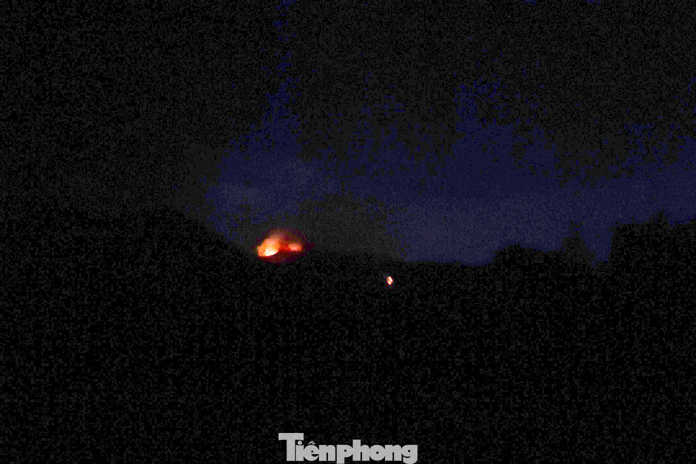 Đám cháy xảy ra ở khu vực rừng trồng trên đỉnh núi, gây khó khăn cho lực lượng chức năng tiếp cận hiện trường. Ảnh: Trương Định