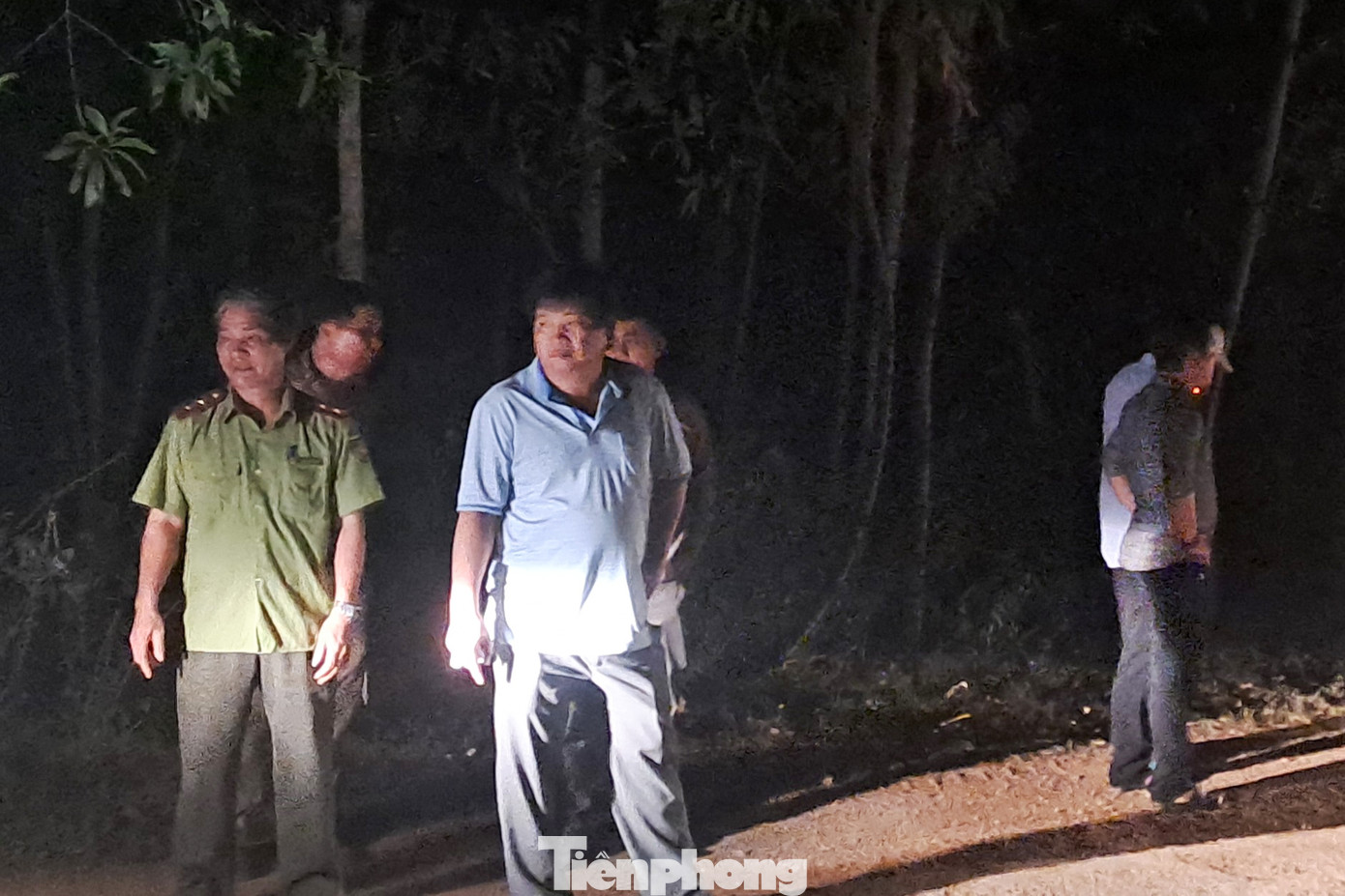 Giám đốc Sở NN&amp;PTNT tỉnh Bình Định Trần Văn Phúc (áo xanh da trời) trực tiếp chỉ đạo tại hiện trường.