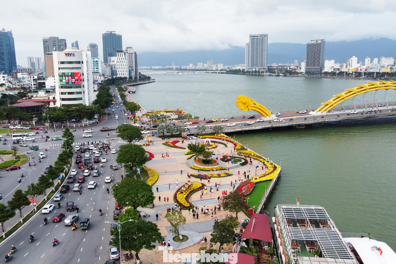 Những ngày giáp Tết, thời tiết ở Đà Nẵng tạnh ráo, thuận lợi cho người dân và du khách du xuân, tận hưởng không khí Tết đang ngập tràn khắp phố phường. Chính thức mở cửa đón khách từ ngày 19/1 (nhằm ngày 28 tháng Chạp âm lịch), đường hoa Xuân Đà Nẵng thu hút đông đảo người dân và du khách đến check in.