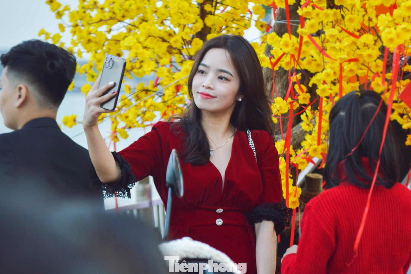 Ngay khi chính thức mở cửa, đường hoa Xuân Đà Nẵng đã rộn ràng, tấp nập người dân và du khách tham quan. Đặc biệt, nhiều bạn trẻ xúng xính váy áo, áo dài rạng rỡ để lưu giữ những khoảnh khắc ngập tràn không khí Xuân. "Ngay khi đường hoa Xuân mở cửa, mình cùng nhóm bạn đã 'lên đồ', xuống đường hoa để tranh thủ check in trước khi về quê nghỉ Tết. Năm nay, đường hoa Xuân Đà Nẵng độc đáo, có cả không gian xưa để chụp ảnh áo dài truyền thống. Mình rất ấn tượng", Lý Thanh Bình (27 tuổi, quận Thanh Khê) cho hay.