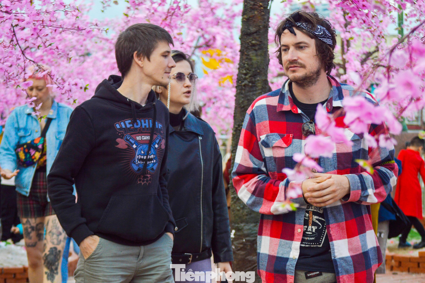 Nhiều du khách quốc tế, người nước ngoài đang sống và làm việc ở Đà Nẵng cũng hào hứng trải nghiệm không khí rộn ràng ở đường hoa Xuân Đà Nẵng.