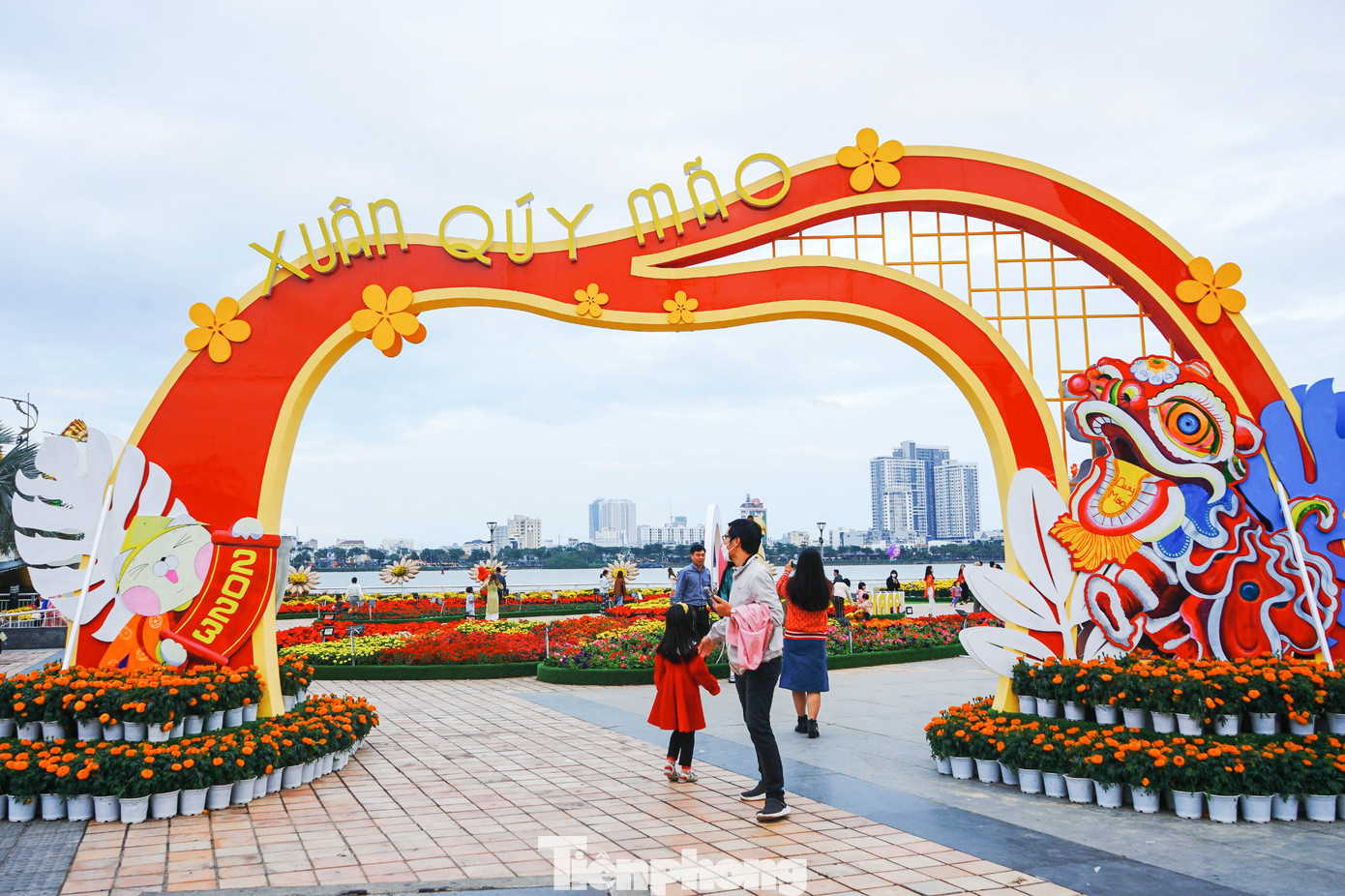 Tâm điểm của đường hoa Xuân Đà Nẵng Tết Quý Mão là khu vực vỉa hè đường Bạch Đằng (gần khu vực cầu Rồng) với một dải vườn hoa dài gần 100 m được trang trí hình ảnh của đủ kiểu linh vật mèo ngộ nghĩnh, sinh động.