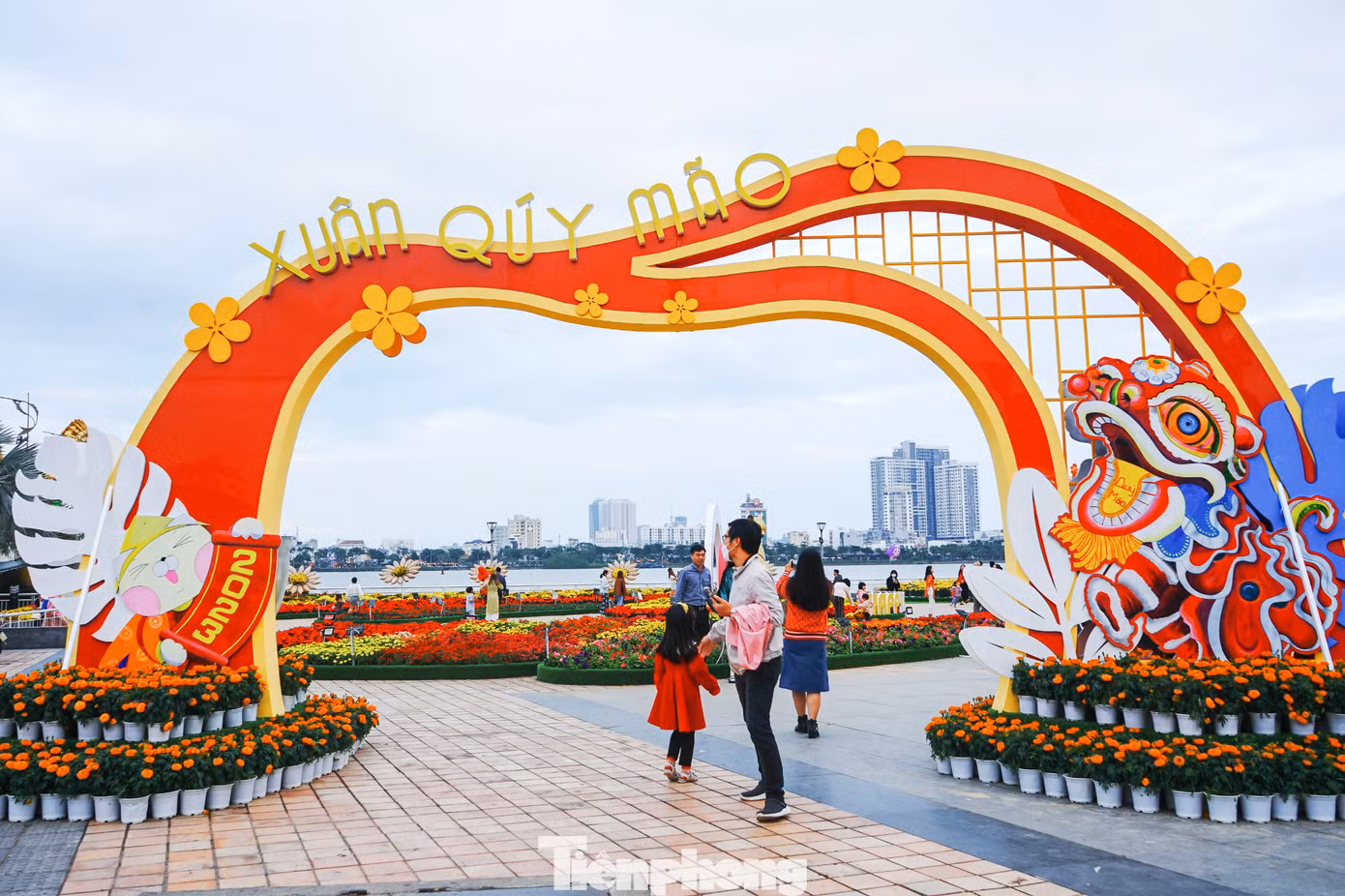 Tâm điểm của đường hoa Xuân Đà Nẵng Tết Quý Mão là khu vực vỉa hè đường Bạch Đằng (gần khu vực cầu Rồng) với một dải vườn hoa dài gần 100 m được trang trí hình ảnh của đủ kiểu linh vật mèo ngộ nghĩnh, sinh động. Tâm điểm của đường hoa Xuân Đà Nẵng Tết Quý Mão là khu vực vỉa hè đường Bạch Đằng (gần khu vực cầu Rồng) với một dải vườn hoa dài gần 100 m được trang trí hình ảnh của đủ kiểu linh vật mèo ngộ nghĩnh, sinh động.