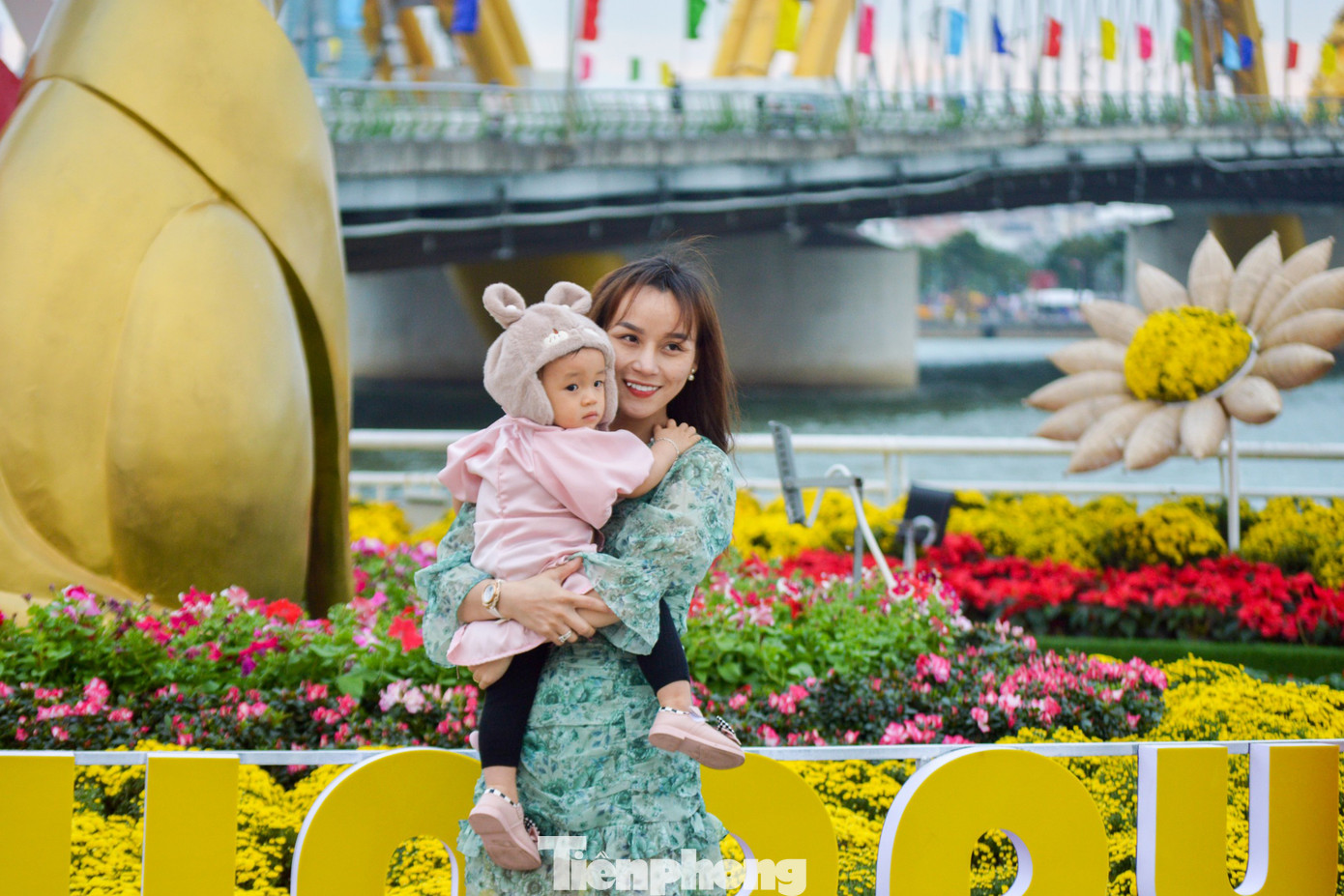 Không chỉ hút các bạn trẻ, đường hoa Xuân Đà Nẵng còn níu chân gia đình cùng em nhỏ vui chơi, chụp ảnh. Tranh thủ thời gian rảnh rỗi, anh Lê Anh Pha (35 tuổi, quận Liên Chiểu) đưa vợ và con gái đi dạo đường hoa. "Được nghỉ học là con gái tôi đòi đi xem đường hoa ngay. Cũng may mắn là những ngày này thời tiết Đà Nẵng thuận lợi để vui chơi, du xuân", anh Pha cho biết.