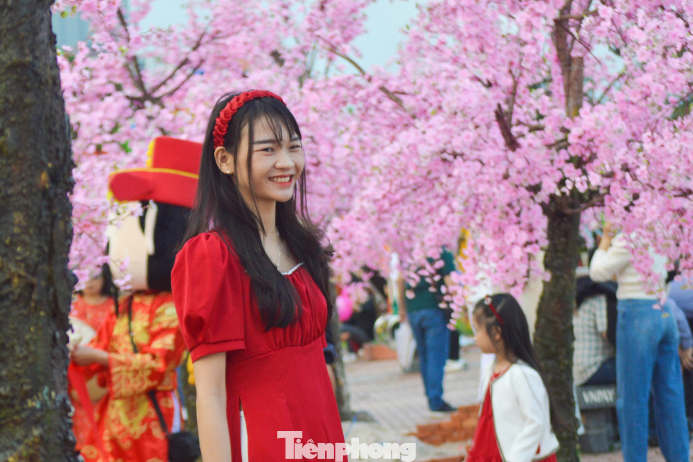 Ngay khi chính thức mở cửa, đường hoa Xuân Đà Nẵng đã rộn ràng, tấp nập người dân và du khách tham quan. Đặc biệt, nhiều bạn trẻ xúng xính váy áo, áo dài rạng rỡ để lưu giữ những khoảnh khắc ngập tràn không khí Xuân. "Ngay khi đường hoa Xuân mở cửa, mình cùng nhóm bạn đã 'lên đồ', xuống đường hoa để tranh thủ check in trước khi về quê nghỉ Tết. Năm nay, đường hoa Xuân Đà Nẵng độc đáo, có cả không gian xưa để chụp ảnh áo dài truyền thống. Mình rất ấn tượng", Lý Thanh Bình (27 tuổi, quận Thanh Khê) cho hay.