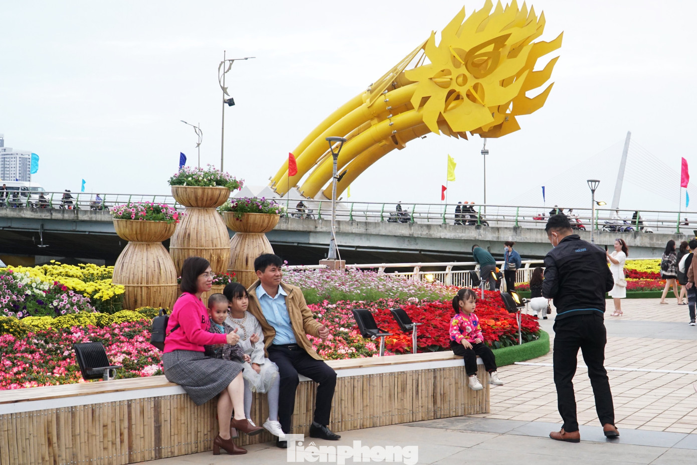 Không chỉ hút các bạn trẻ, đường hoa Xuân Đà Nẵng còn níu chân gia đình cùng em nhỏ vui chơi, chụp ảnh. Tranh thủ thời gian rảnh rỗi, anh Lê Anh Pha (35 tuổi, quận Liên Chiểu) đưa vợ và con gái đi dạo đường hoa. "Được nghỉ học là con gái tôi đòi đi xem đường hoa ngay. Cũng may mắn là những ngày này thời tiết Đà Nẵng thuận lợi để vui chơi, du xuân", anh Pha cho biết.