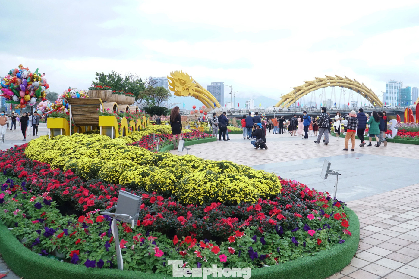 Năm nay, TP Đà Nẵng đầu tư, trang trí đường hoa Xuân Quý Mão tại 9 vị trí dọc bờ sông Hàn với chủ đề “Hội tụ và phát triển”.