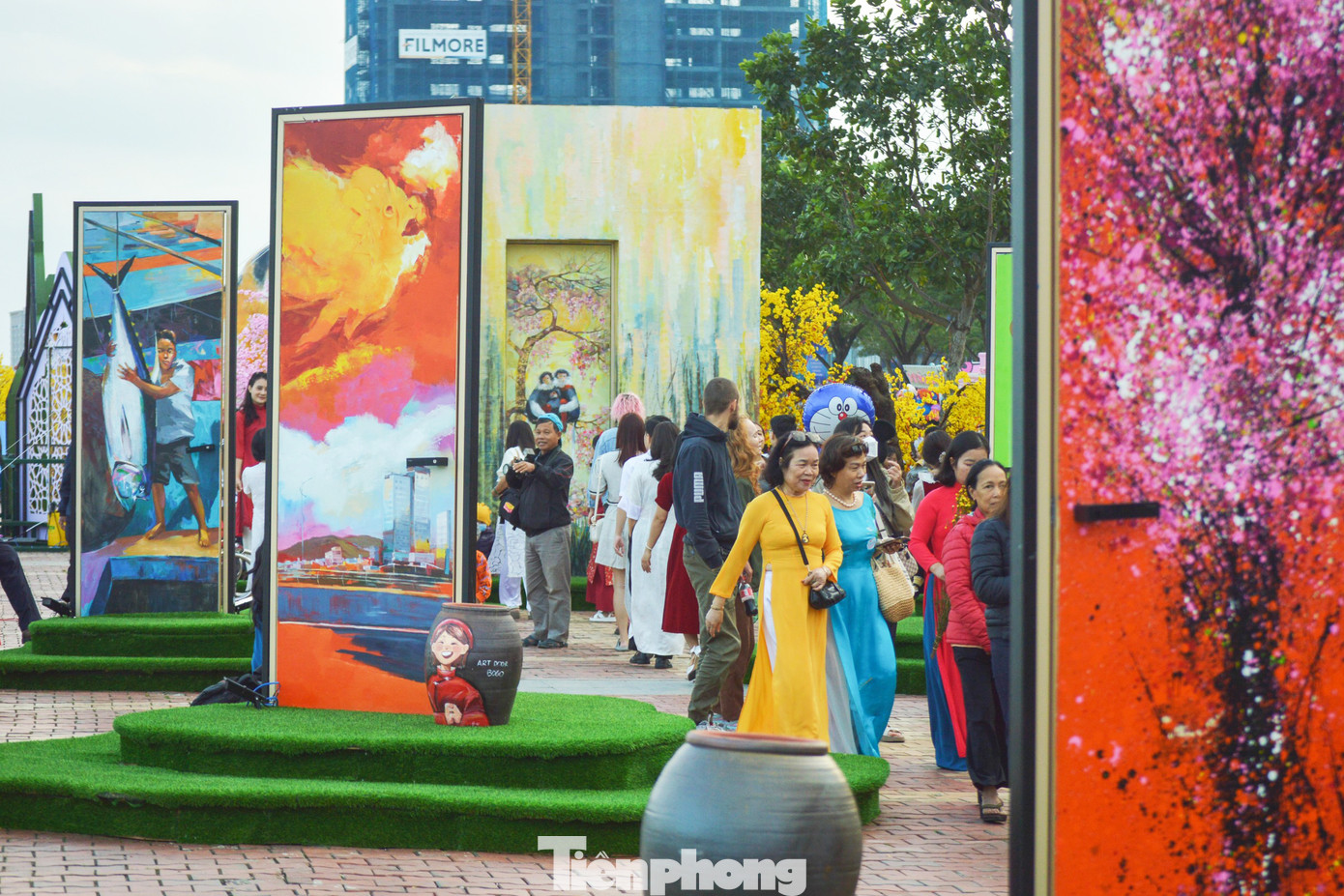 Năm nay, đường hoa cũng có không gian gợi nhớ Tết xưa với không gian nhà chồ, xóm chài... những ô cửa kết nối xưa và nay với hình vẽ ấn tượng, biển lụa rực rỡ sắc màu...