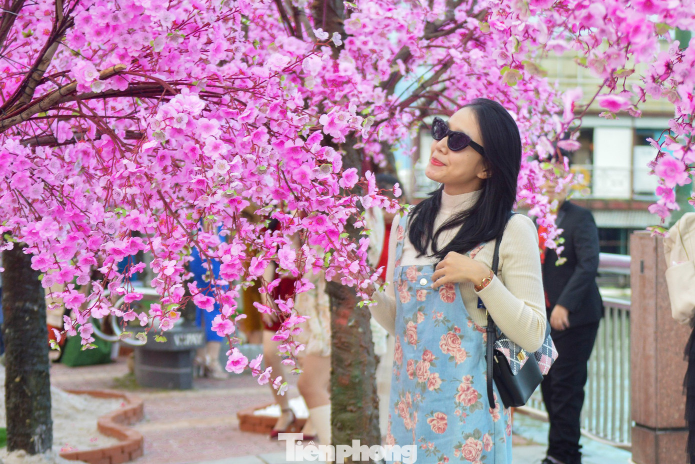 Ngay khi chính thức mở cửa, đường hoa Xuân Đà Nẵng đã rộn ràng, tấp nập người dân và du khách tham quan. Đặc biệt, nhiều bạn trẻ xúng xính váy áo, áo dài rạng rỡ để lưu giữ những khoảnh khắc ngập tràn không khí Xuân. "Ngay khi đường hoa Xuân mở cửa, mình cùng nhóm bạn đã 'lên đồ', xuống đường hoa để tranh thủ check in trước khi về quê nghỉ Tết. Năm nay, đường hoa Xuân Đà Nẵng độc đáo, có cả không gian xưa để chụp ảnh áo dài truyền thống. Mình rất ấn tượng", Lý Thanh Bình (27 tuổi, quận Thanh Khê) cho hay.