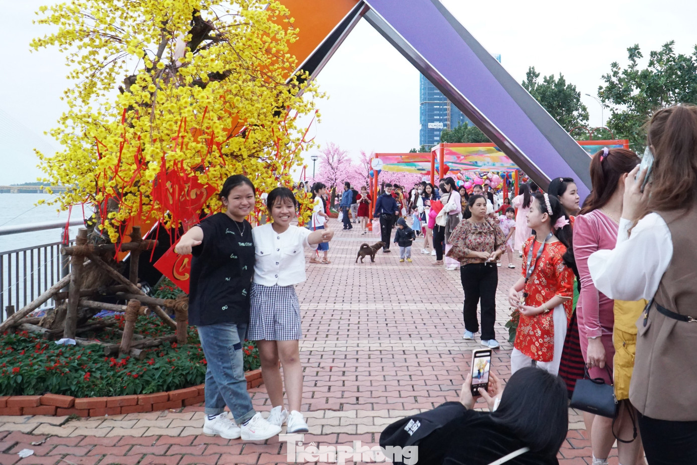 Không chỉ hút các bạn trẻ, đường hoa Xuân Đà Nẵng còn níu chân gia đình cùng em nhỏ vui chơi, chụp ảnh. Tranh thủ thời gian rảnh rỗi, anh Lê Anh Pha (35 tuổi, quận Liên Chiểu) đưa vợ và con gái đi dạo đường hoa. "Được nghỉ học là con gái tôi đòi đi xem đường hoa ngay. Cũng may mắn là những ngày này thời tiết Đà Nẵng thuận lợi để vui chơi, du xuân", anh Pha cho biết.