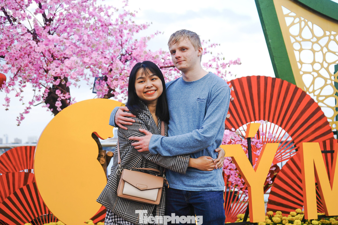 Nhiều du khách quốc tế, người nước ngoài đang sống và làm việc ở Đà Nẵng cũng hào hứng trải nghiệm không khí rộn ràng ở đường hoa Xuân Đà Nẵng.