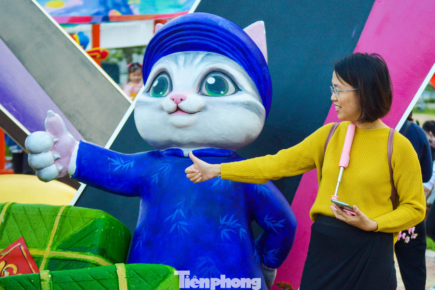 Ngay khi chính thức mở cửa, đường hoa Xuân Đà Nẵng đã rộn ràng, tấp nập người dân và du khách tham quan. Đặc biệt, nhiều bạn trẻ xúng xính váy áo, áo dài rạng rỡ để lưu giữ những khoảnh khắc ngập tràn không khí Xuân. "Ngay khi đường hoa Xuân mở cửa, mình cùng nhóm bạn đã 'lên đồ', xuống đường hoa để tranh thủ check in trước khi về quê nghỉ Tết. Năm nay, đường hoa Xuân Đà Nẵng độc đáo, có cả không gian xưa để chụp ảnh áo dài truyền thống. Mình rất ấn tượng", Lý Thanh Bình (27 tuổi, quận Thanh Khê) cho hay.