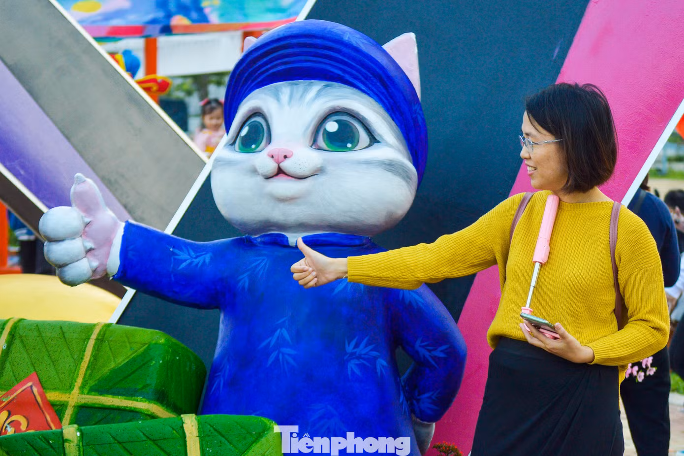 Ngay khi chính thức mở cửa, đường hoa Xuân Đà Nẵng đã rộn ràng, tấp nập người dân và du khách tham quan. Đặc biệt, nhiều bạn trẻ xúng xính váy áo, áo dài rạng rỡ để lưu giữ những khoảnh khắc ngập tràn không khí Xuân. "Ngay khi đường hoa Xuân mở cửa, mình cùng nhóm bạn đã 'lên đồ', xuống đường hoa để tranh thủ check in trước khi về quê nghỉ Tết. Năm nay, đường hoa Xuân Đà Nẵng độc đáo, có cả không gian xưa để chụp ảnh áo dài truyền thống. Mình rất ấn tượng", Lý Thanh Bình (27 tuổi, quận Thanh Khê) cho hay. Ngay khi chính thức mở cửa, đường hoa Xuân Đà Nẵng đã rộn ràng, tấp nập người dân và du khách tham quan. Đặc biệt, nhiều bạn trẻ xúng xính váy áo, áo dài rạng rỡ để lưu giữ những khoảnh khắc ngập tràn không khí Xuân. "Ngay khi đường hoa Xuân mở cửa, mình cùng nhóm bạn đã 'lên đồ', xuống đường hoa để tranh thủ check in trước khi về quê nghỉ Tết. Năm nay, đường hoa Xuân Đà Nẵng độc đáo, có cả không gian xưa để chụp ảnh áo dài truyền thống. Mình rất ấn tượng", Lý Thanh Bình (27 tuổi, quận Thanh Khê) cho hay.