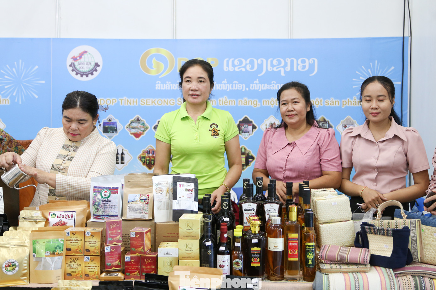 Sản vật, hàng hóa của Thái Lan, Lào... được bày bán tại Hội chợ, thu hút khách mua sắm.