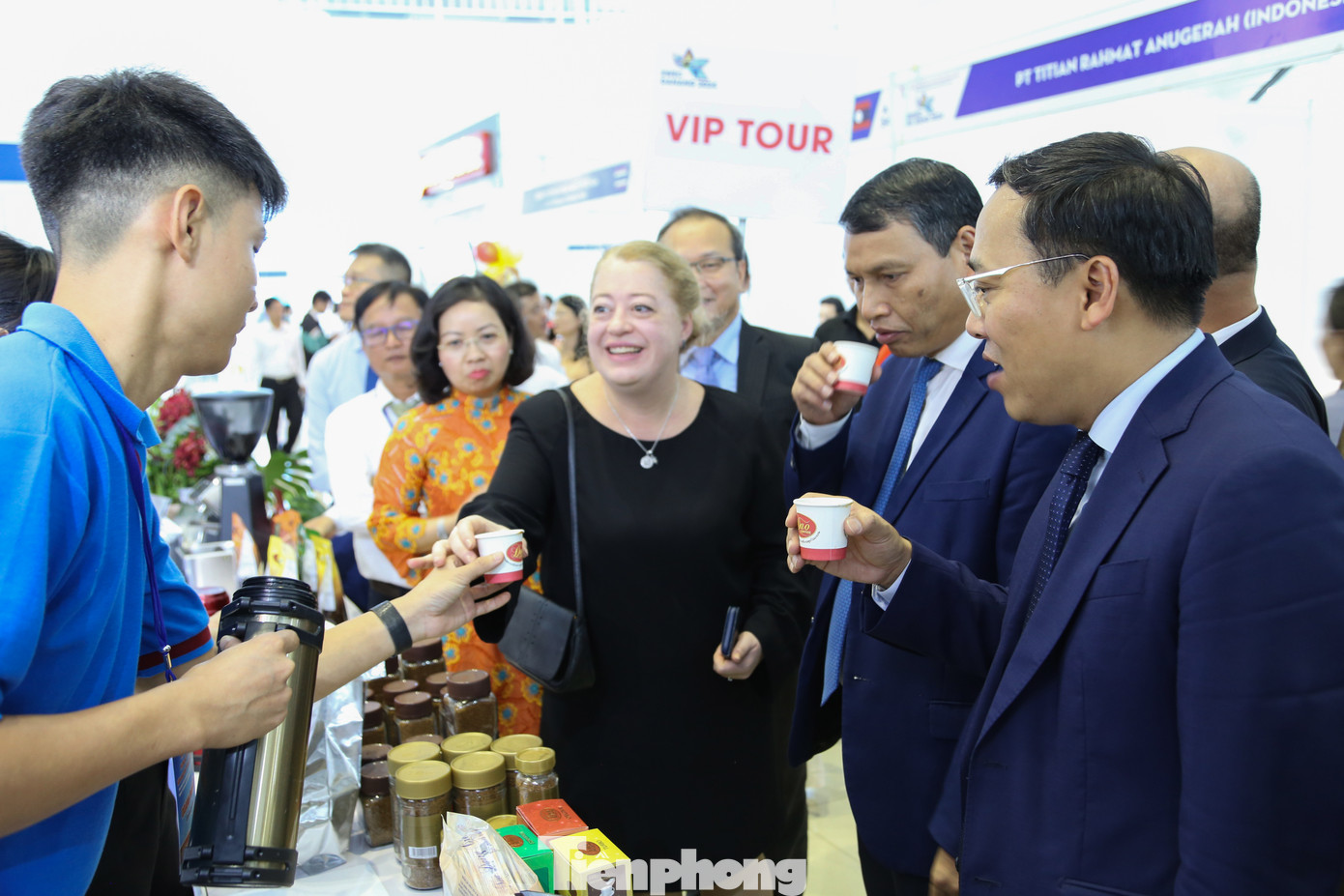 Hơn 300 gian hàng đến từ 9 quốc gia quy tụ về Đà Nẵng. Ảnh: Giang Thanh.