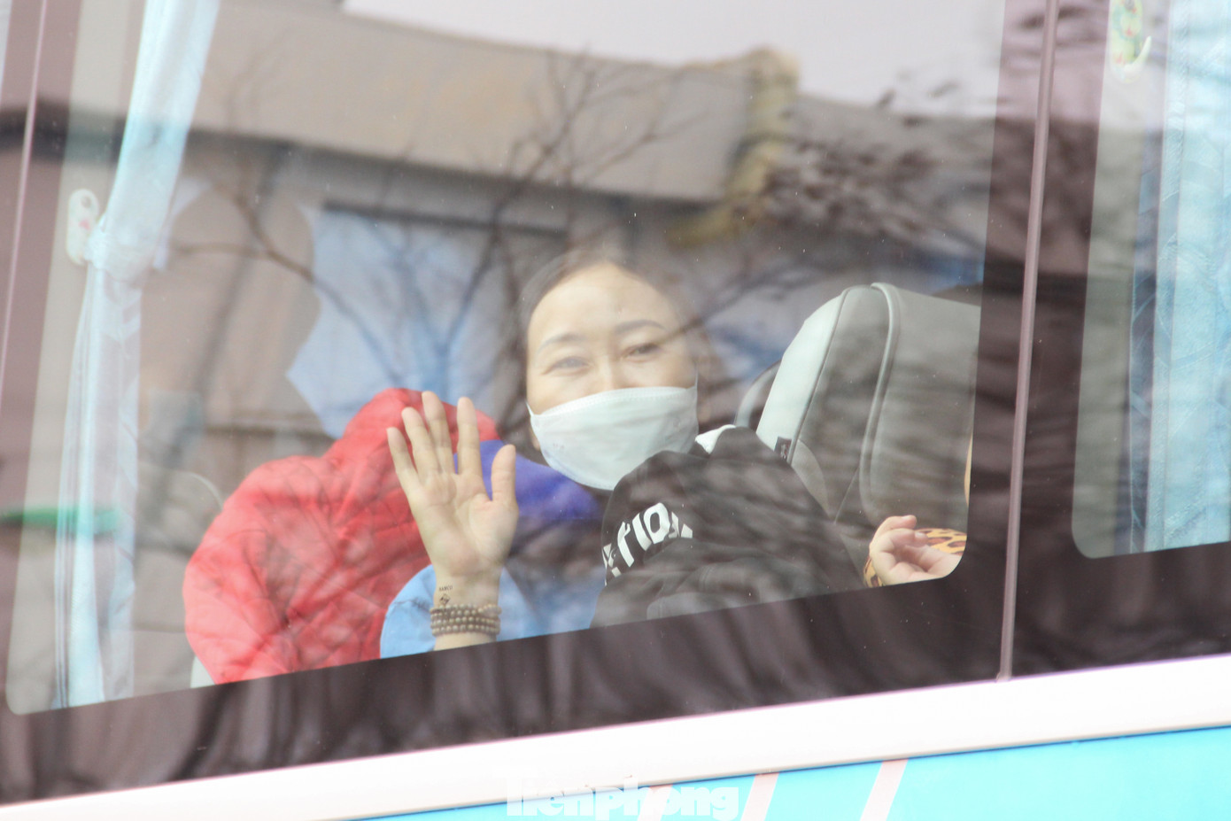 "Bên cạnh các chuyến xe về Tết miễn phí, LĐLĐ TP cũng hỗ trợ vé tàu về Tết cho 120 đoàn viên, công nhân, người lao động. Bên cạnh đó, những chuyến xe công đoàn không đủ hành khách để vận hành, Công đoàn các cấp sẽ hỗ trợ tiền mặt cho công nhân, người lao động", ông Đại nói.